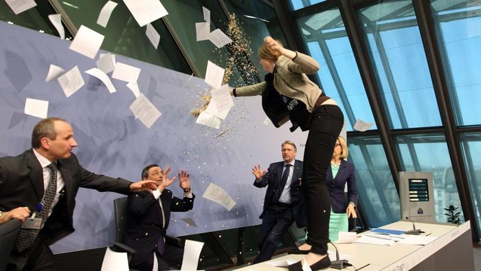 No dittatura Bce. Draghi contestato in conferenza stampa. IL VIDEO