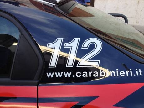 Tenta uccidere figlio 2 mesi e picchia moglie, arrestato