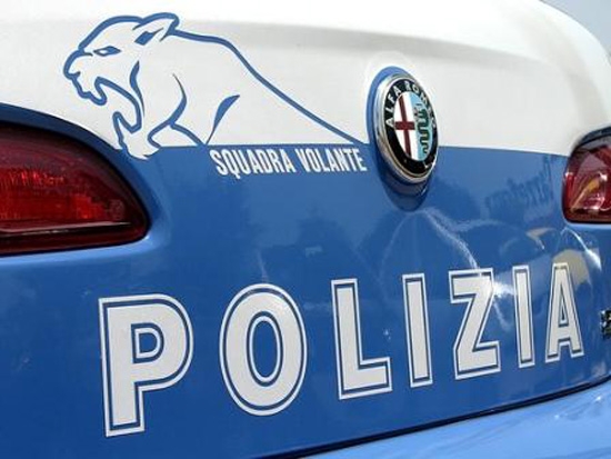 Uccide moglie e figlia con l’accetta e poi si costituisce