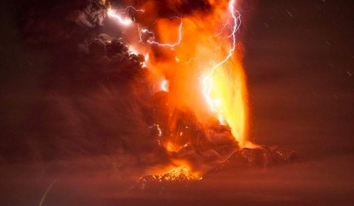 Allerta rossa in Cile per eruzione vulcano Calbuco. VIDEO