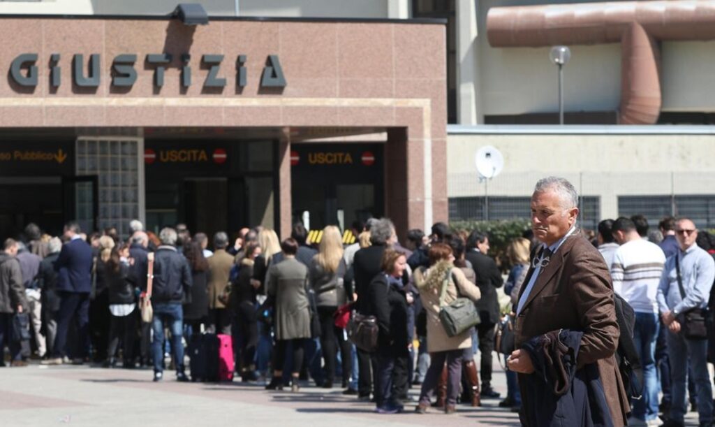 Spari Tribunale Napoli.  Avvocati sfondano ingresso, due agenti feriti