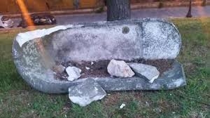 Arte. Vasca epoca romana distrutta dai vandali