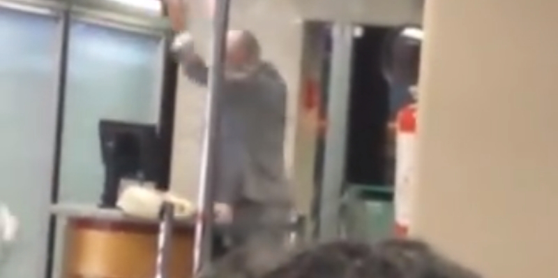 Alitalia. Formigoni perde le staffe all’aeroporto. Insulti e vaff… IL VIDEO