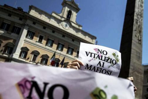 Vitalizi parlamentari, stop per i condannati