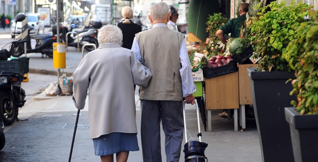 Ai pensionati 500 euro. La mancia del premier