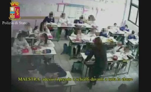 Scuola. Schiaffi, minacce e insulti ai bambini, la maestra in manette. IL VIDEO