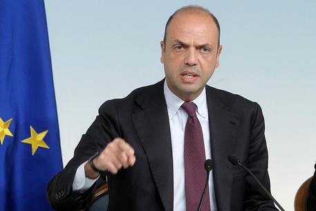 Immigrazione. Alfano, i Comuni facciano lavorare gratis gli immigrati