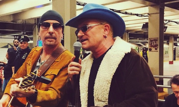 U2, concerto a sorpresa nella metro di New York. Il VIDEO