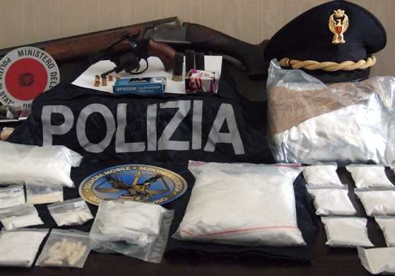 Droga: polizia smantella rete internazionale di coca e eroina