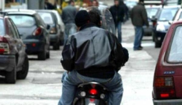 Napoli. In 50 accerchiano poliziotti per far fuggire un uomo