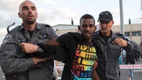 Polizia israeliana razzista. A Tel Aviv proteste. IL VIDEO