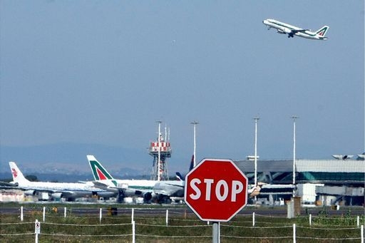Fiumicino. Algerini forzano portellone aereo e fuggono