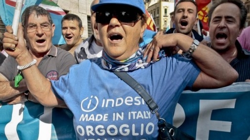 Whirlpool, operaio incatenato a cancelli fabbrica Carinaro