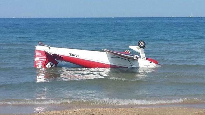 Scontro tra 2 aerei, muore pilota. Strage sfiorata