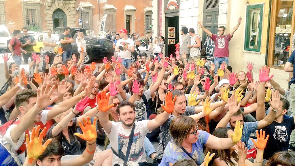 Scuola. Gli studenti protestano sotto la sede del PD, “un partito sordo”