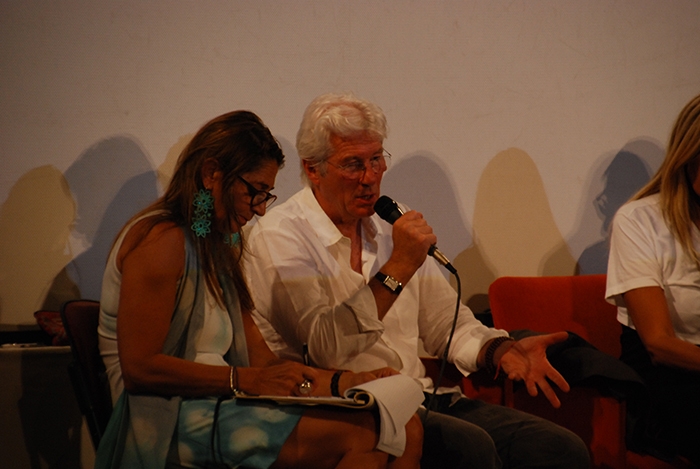 Richard Gere: “L’immigrazione si risolve disimpegnandosi dalle guerre”