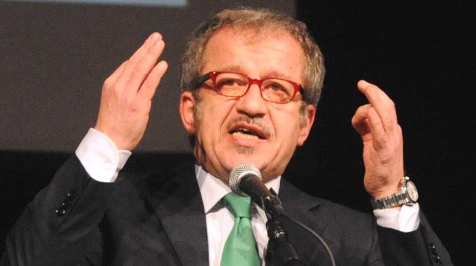 Immigrazione. Maroni diffida sindaci e prefetti, non accogliete i clandestini