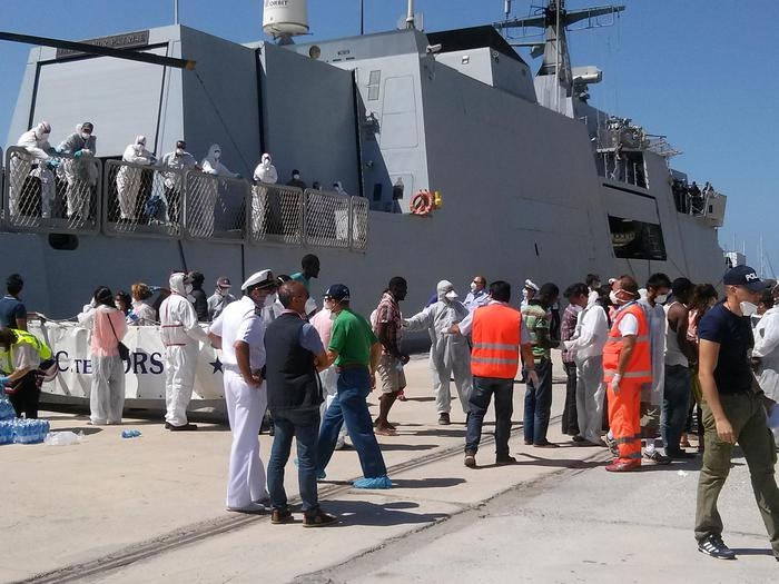 Immigrazione: a Crotone nave lussemburghese, a bordo in 740