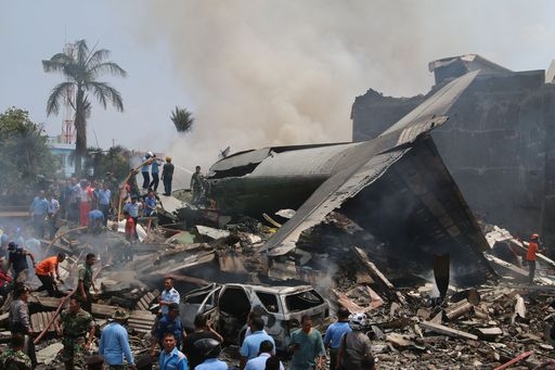 Indonesia, aereo precipita su area residenziale Medan: 38 morti