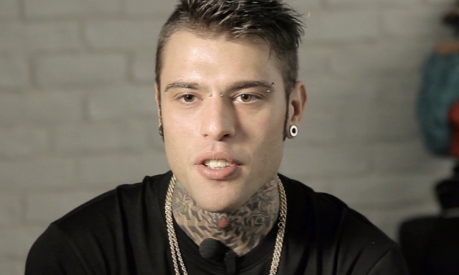 Rissa in discoteca. Fedez replica, tutto falso. Ecco la verità