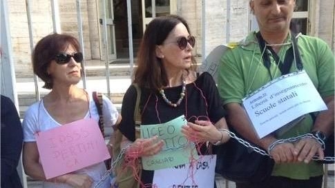 Cagliari. 50 docenti si incatenano a cancelli del liceo contro il ddl scuola