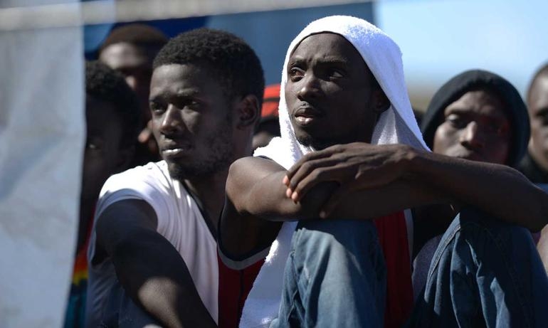 Immigrazione: a bordo nave militare in 475 a Corigliano