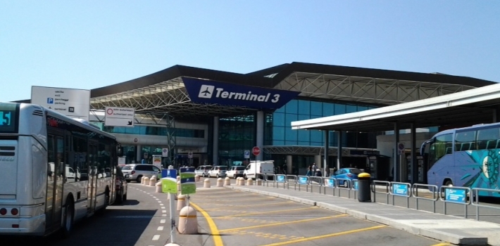 Incendio Fiumicino, voli ridotti al 60%. Vettori contro Enac