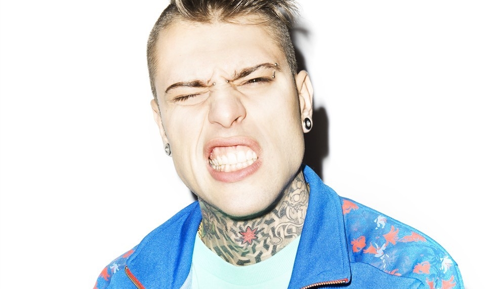 Fedez rifiuta un selfie, scatta la rissa. Ferita lievemente una giovane