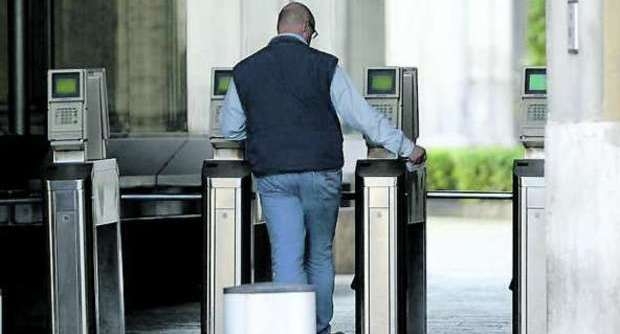 Gli statali guadagnano 2mila euro in più dei privati