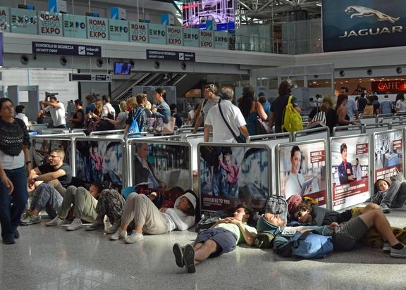 Fiumicino. Disagi infiniti, ieri il rogo innescato dai rifiuti, oggi il blackout