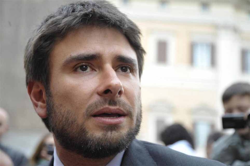Roma.  Di Battista contro ‘Ignavo’ Marino, “dà soldi alle cooperative di Mafia Capitale”