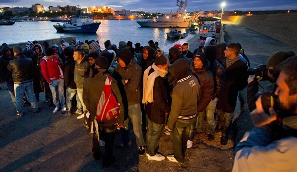 Immigrati: a Palermo nave con 717 profughi. Orlando, è un genocidio. Dov’è l’Europa?
