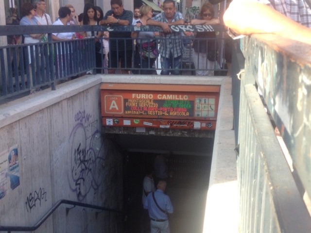 Roma. Bimbo precipita e muore in vano ascensore metro