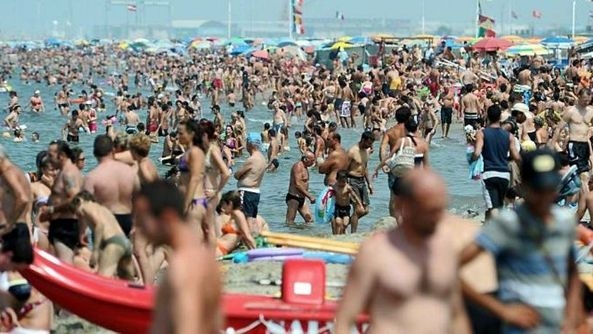 Caro vita. Turismo. Una giornata al mare costa 85,42 euro a famiglia