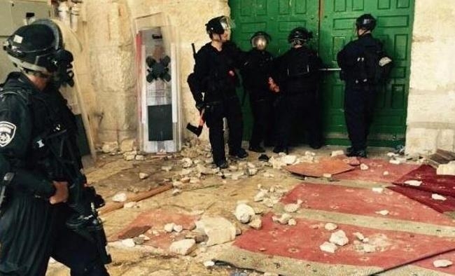 Scontri a Gerusalemme. Irruzione polizia Israele in moschea