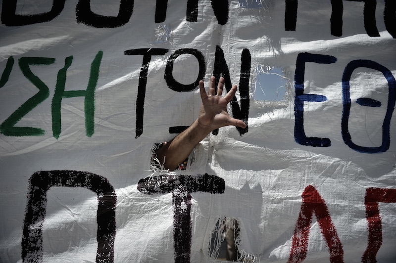 La Grecia si consegna nuovamente nelle mani della troika