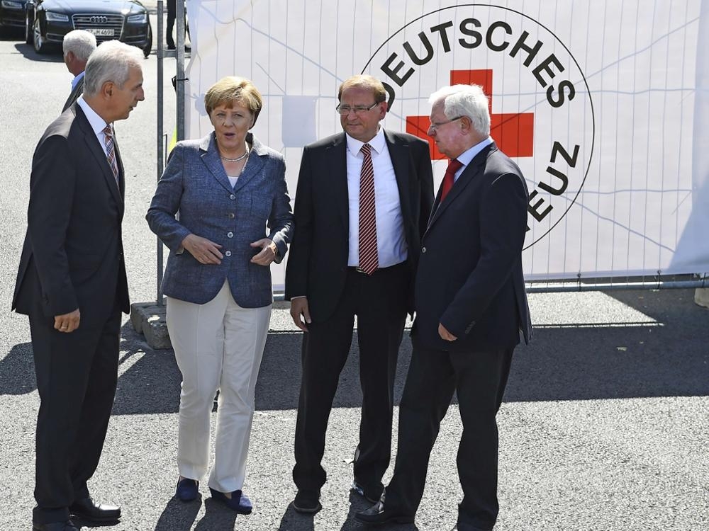 Migranti: visita a centro accoglienza, Merkel accolta da fischi