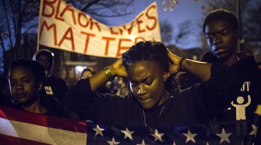 Usa: A Ferguson manifestano. Testa di maiale con nome poliziotto