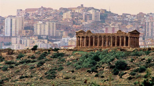 Abusivismo edilizio: demolizioni nella Valle Templi di Agrigento