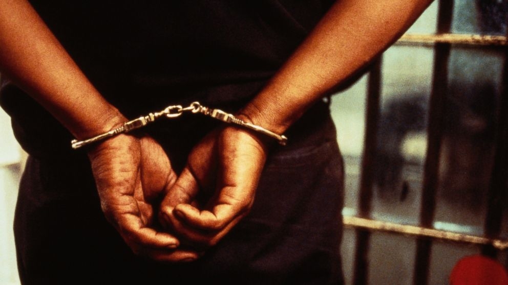 Picchia madre e la minaccia con mannaia. Arrestato 17enne