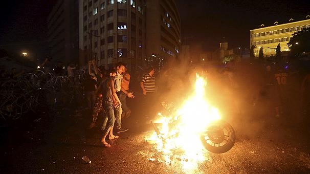 Libano: scoppia la guerra dei rifiuti. Il governo erige muro di cemento