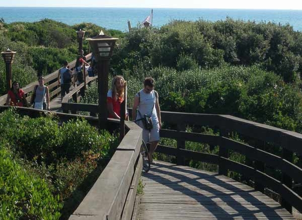 Roma. Chioschi abusivi nella spiaggia di Capocotta, l’ombra dei clan
