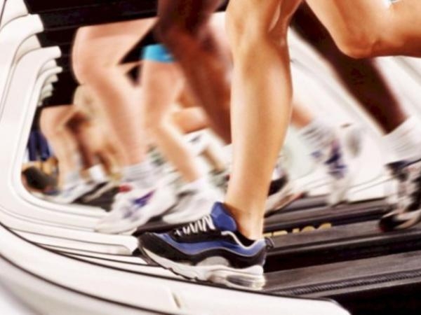 12 ore di corsa su tapis roulant per battere il record mondiale