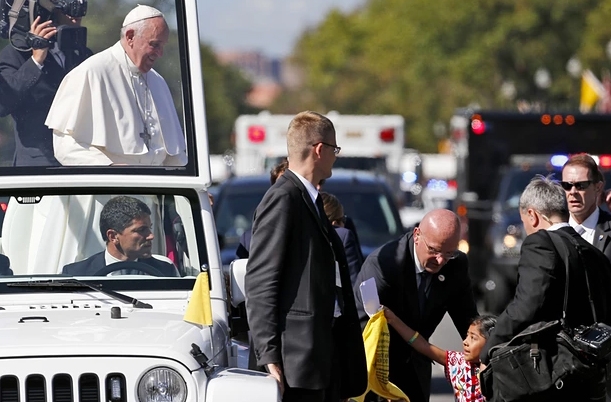 Usa. Bimba di 5 anni chiede aiuto al Papa per gli immigrati