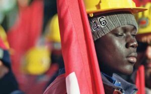 I migranti nelle costruzioni, sottopagati e ricattati