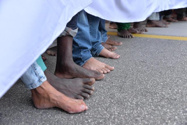 Venezia 72 nel giorno di Vasco Rossi a  piedi scalzi  con i migranti verso il tappeto rosso