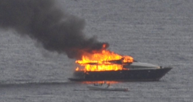 In fiamme lo yacht di De Laurentiis, tutti salvi gli occupanti