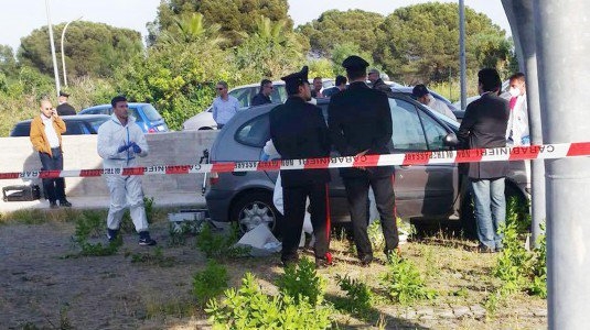 Spara e tenta di uccidere la moglie, poi si suicida in strada