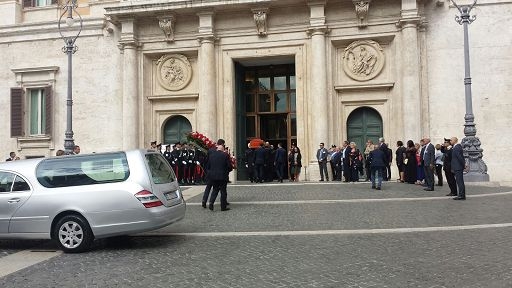 Feretro Ingrao giunto a Montecitorio, dalle 15 la camera ardente