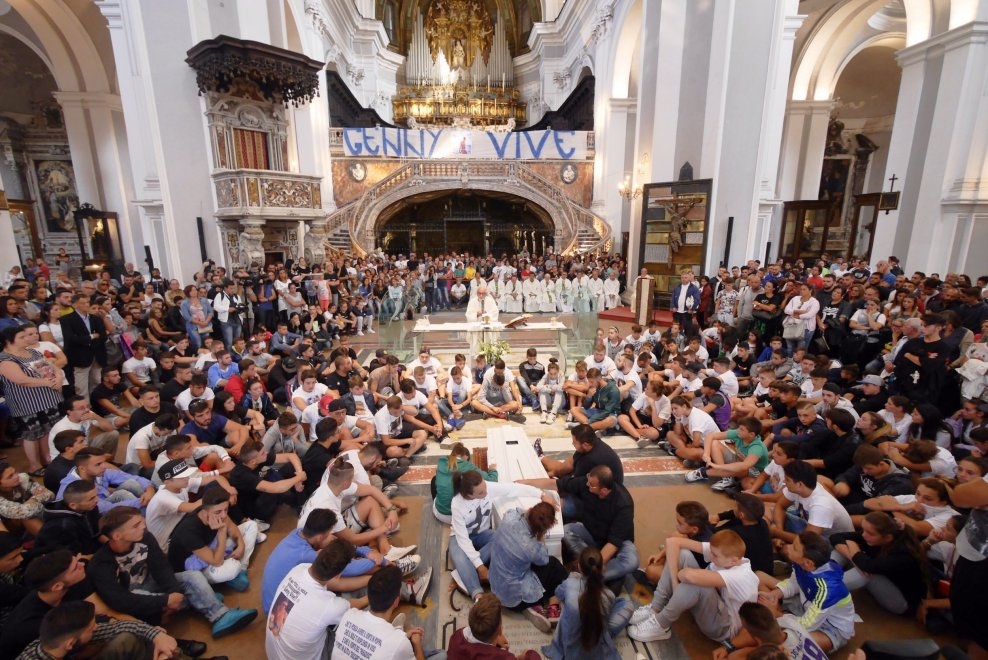 Criminalita’: 17enne ucciso a Napoli,folla funerali per “Genny”